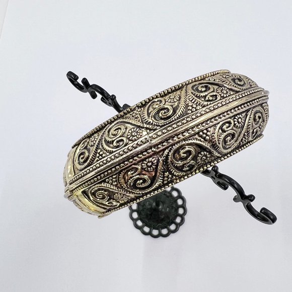 Beautiful Antiqued Gold Tone Hinged Filigree Bangle Bracelet - Picture 8 of 8